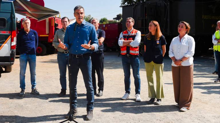 <i>El presidente del Gobierno, Pedro Sánchez, ofrece declaraciones a los medios durante la visita al Puesto de Mando Avanzado (PMA), en Navaluenga, Ávila, Castilla y León (España). / Mateo Lanzuela / Europa Press. </i>