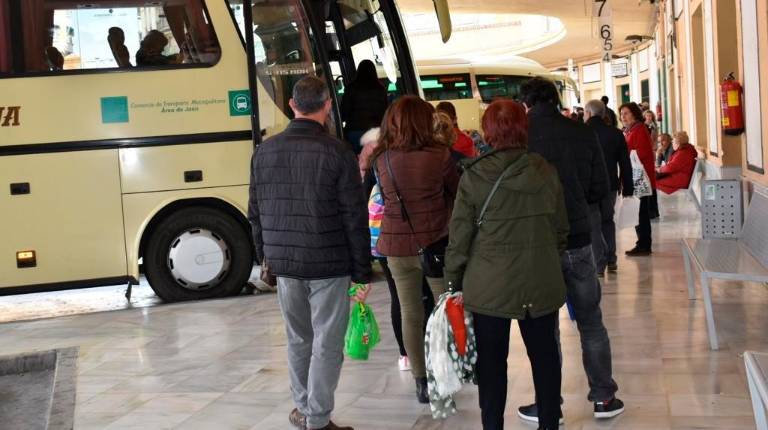 <i>Viajeros en la estación de autobuses de Jaén. Archivo. / Junta de Andalucía.</i>