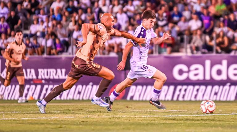 <i>Diego Fuentes pelea un balón contra el defensa del Ibiza, Jéremy Blasco, en el último partido disputado en el Caja Rural La Victoria con triunfo local. / Real Jaén CF. </i>