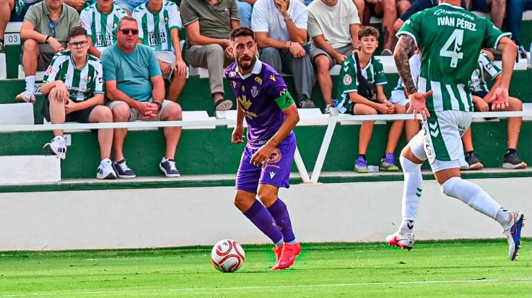 <i>Mario Martos realiza un jugada en el partido con el Antequera. / Miranda López / Real Jaén.</i>