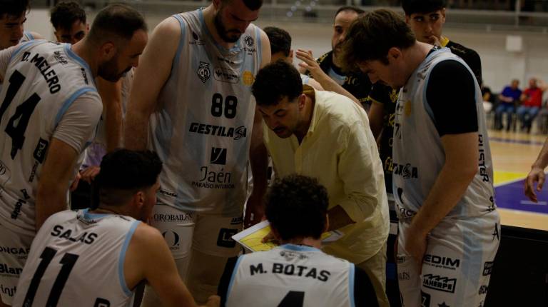 <i>Borja Medina, técnico del Jaén FS de baloncesto, da instrucciones a sus jugadores. / Jaén FS.</i>