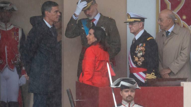 <i>El presidente del Gobierno, Pedro Sánchez, el Rey Felipe VI y la ministra de Defensa, Margarita Robles, durante el acto solemne de homenaje a la Bandera Nacional y desfile militar por el 12 de octubre, Día de la Hispanidad. / Europa Press. </i>