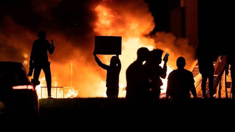 Minneápolis declara la emergencia por los disturbios por la muerte del hombre negro a manos de la Policía