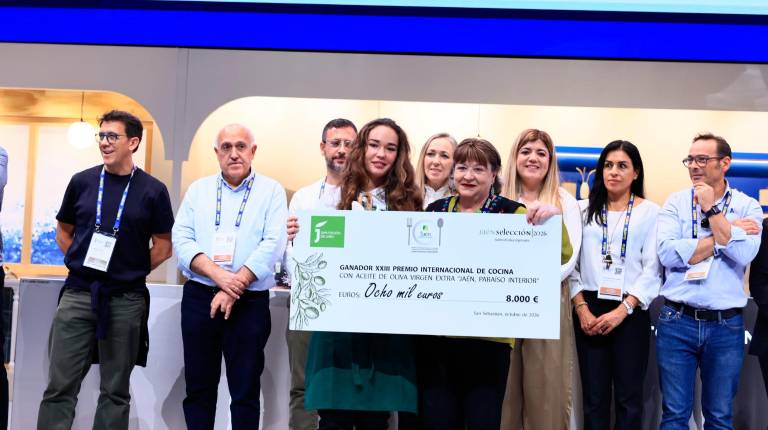 <i>Marta Oti y Pilar Parra posan con el premio. / Diputación de Jaén.</i>