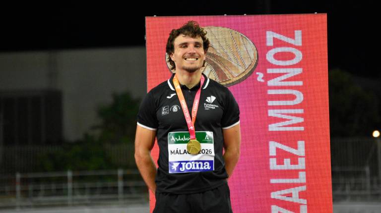 <i>Ángel González exhibe la medalla en el Nacional de 400. / Unicaja.</i>