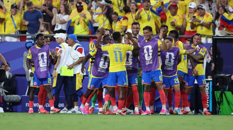 <i>Jhon Arias celebrando su gol frente a Ghana junto a sus compañeros del banquillo. / Europa Press. </i>
