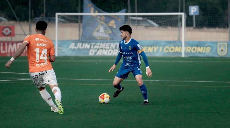 <i>Miquel Llabrés controla el balón en un partido con el Andratx. / CEA.</i>