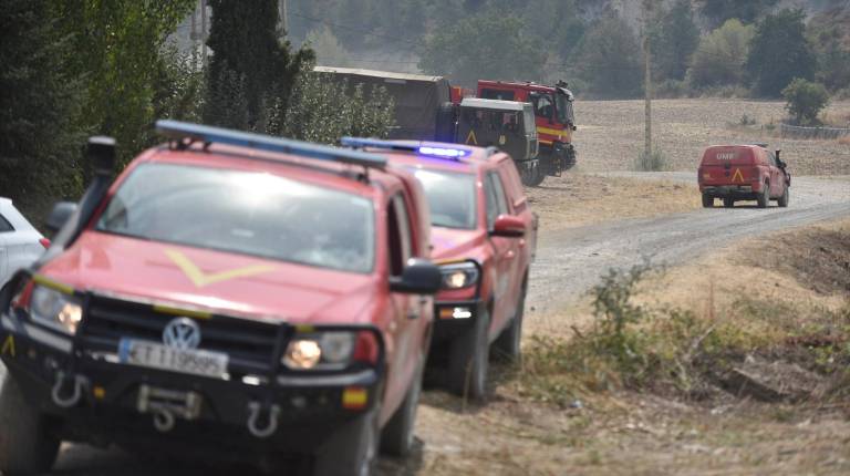 <i>Vehículos de la UME durante las labores de extinción de un incendio forestal. / Europa Press. </i>