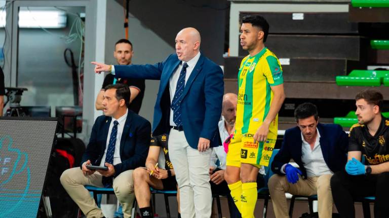<i>Daniel Rodríguez da instrucciones en presencia de Bynho Ferraz. / RFEF.</i>
