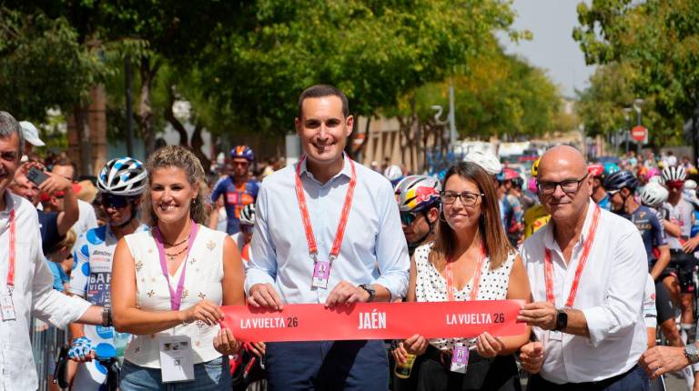 <i>Beatriz López, Juan Latorre, África Colomo y Manuel Fernández en la inauguración y entrega de premios de etapa de La Vuelta. / Diputación de Jaén.</i>
