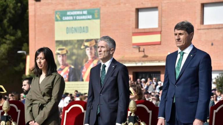 <i>Grande-Marlaska preside la jura de bandera en la Academia de la Guardia Civil en Baeza, en 2023. Archivo. / Subdelegación del Gobierno.</i>