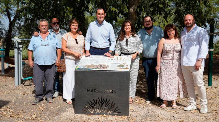 <i>Visita de Juan Latorre a la antigua estación de Alcaudete en la Vía Verde del Aceite. / Diputación de Jaén. </i>