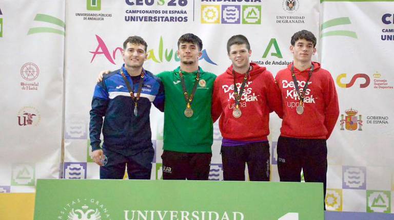 <i>Fernando Rodríguez Arroyo, con su oro en Lucha olímpica (62 kilogramos). / Universidad de Jaén. </i>