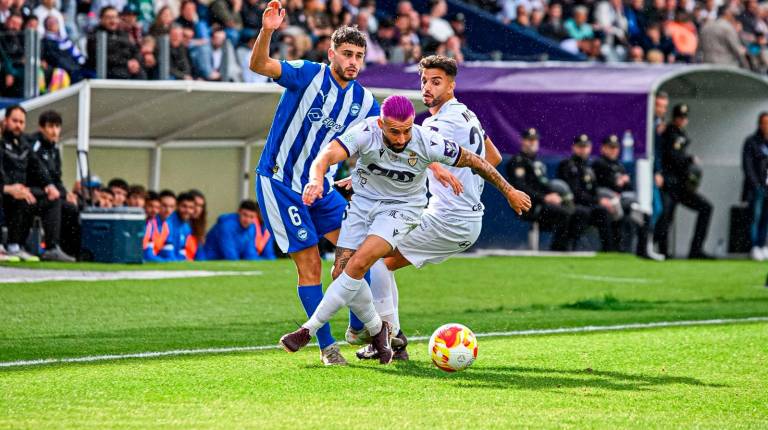 <i>Curro, durante una jugada del partido. / Real Jaén. / Miranda López.</i>