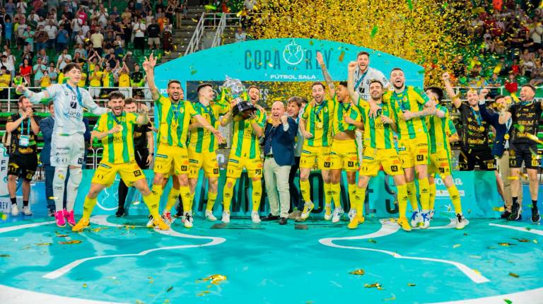 <i>Jugadores y equipo técnica del Jaén Paraíso Interior celebran su primera Copa del Rey, en Cáceres. / RFEF. </i>