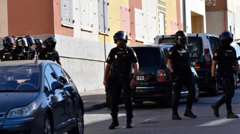 <i>Varios agentes de la Policía Nacional durante un dispositivo en el marco de un operativo vinculado al Área de Extranjería, en la barriada Loma Colmenar de Ceuta. / Europa Press. </i>