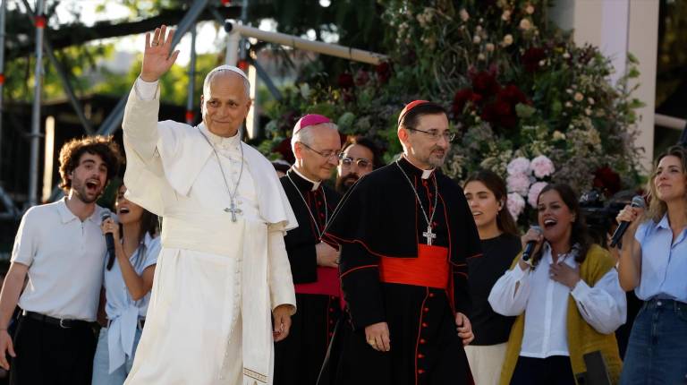 <i>El Papa León XIV y el arzobispo de Madrid, José Cobo, en la vigilia de oración con los jóvenes. / J.J. Guillén / EFE / Pool.</i>