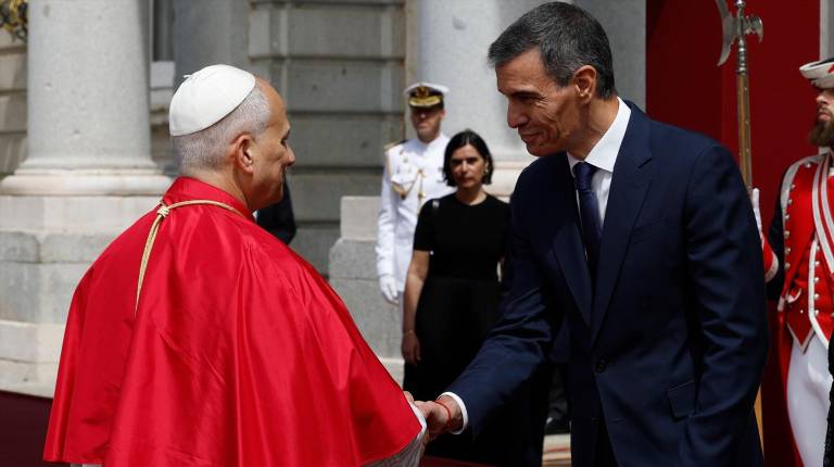 <i>Pedro Sánchez asiste a la ceremonia de bienvenida al Papa León XIV en el Palacio Real. / Europa Press.</i>