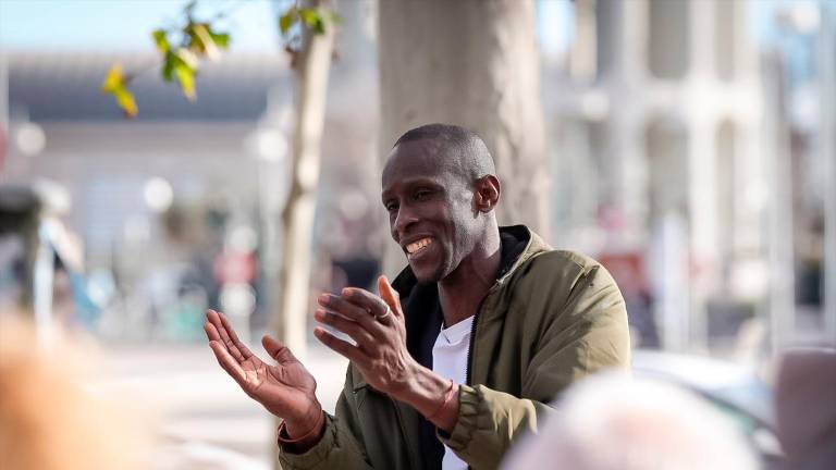 Vecinos del miembro de Podemos, Serigne Mbayé, dicen que fue detenido “entrando en casa”