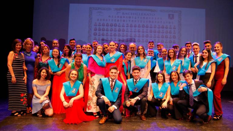 Emoción y nostalgia de los más jóvenes en las graduaciones de Bachillerato