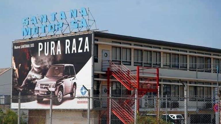 Excluido de la causa de Santana Motor el marido de la exdirectora de la Guardia Civil