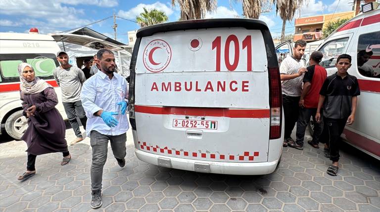 <i>Una ambulancia frente al Hospital Mártires de Al Aqsa de Deir al Balá, en el centro de la Franja de Gaza, en imagen de archivo. / Europa Press. </i>