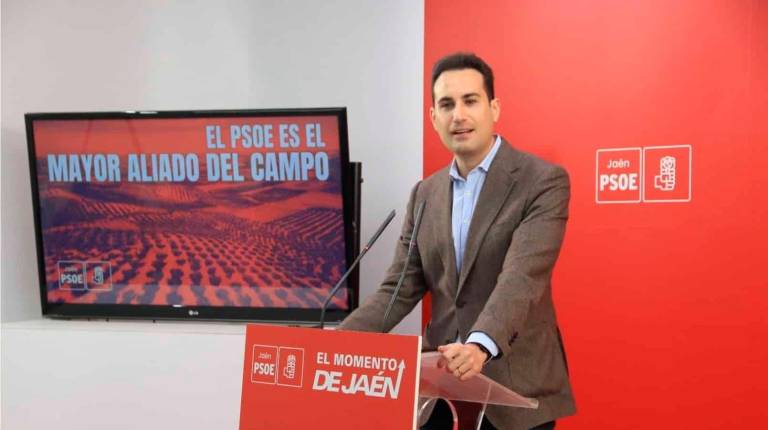 <i>El senador socialista José Latorre en rueda de prensa en la sede de la calle Hurtado.</i>