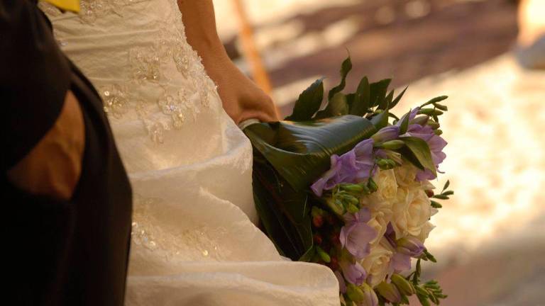 Una novia con ramo de flores en la mano. Archivo. / Europa Press.