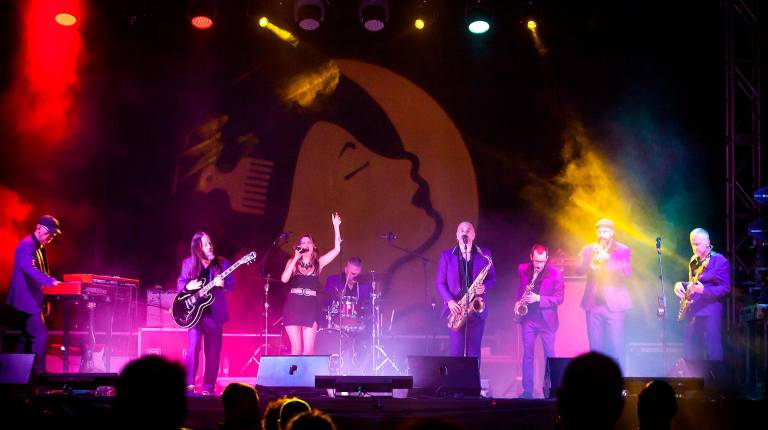 <i>The Cherry Boppers &amp; Patricia Reckless durante su actuación anoche. / Sitoh Ortega.</i>