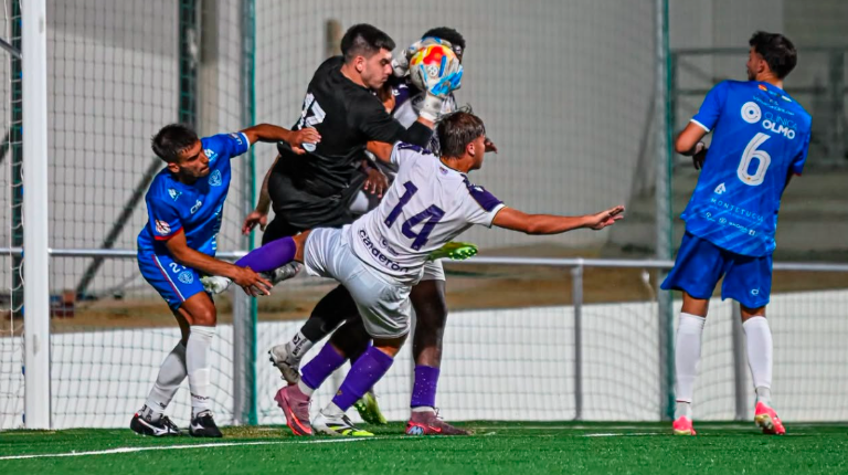 <i>Jugadores del Real Jaén y del Martos CD en la disputa por el balón. / Real Jaén. </i>
