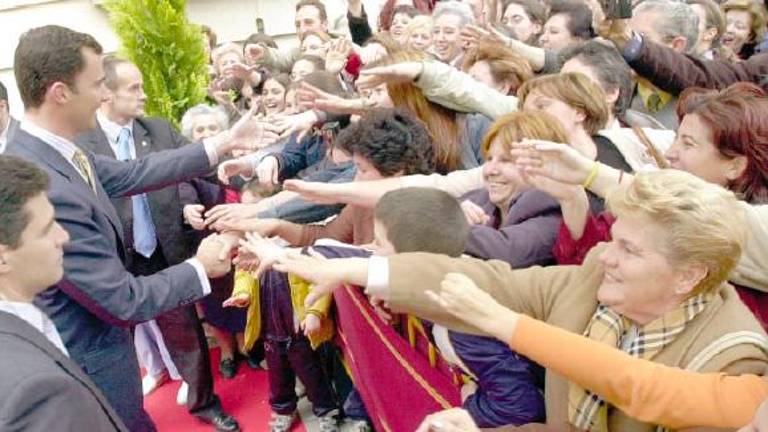 Felipe de Borbón recibe un baño de masas en Andújar. / Archivo fotográfico Diario JAÉN.