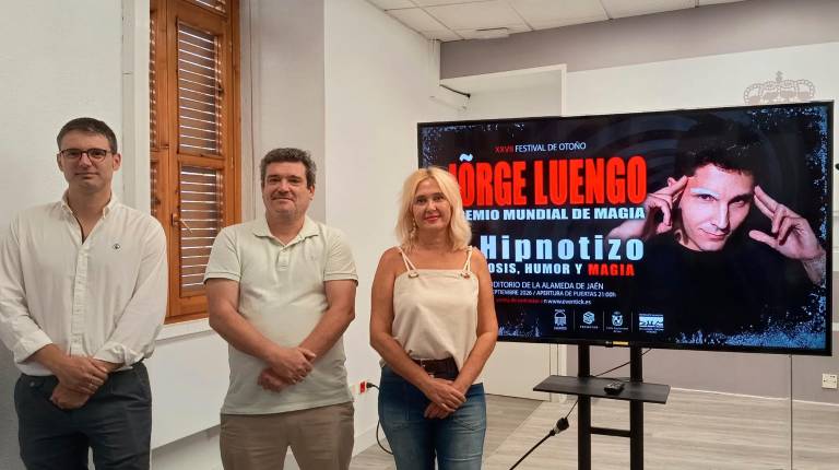 <i>La concejala de Cultura y Turismo, María Espejo, junto al director de Aguamala Eventos y Cultura prometer, Alex Martínez y su responsable de comunicación, Dani Illana, en la presentación del espectáculo de Jorge Luengo. / Ayuntamiento de Jaén. </i>