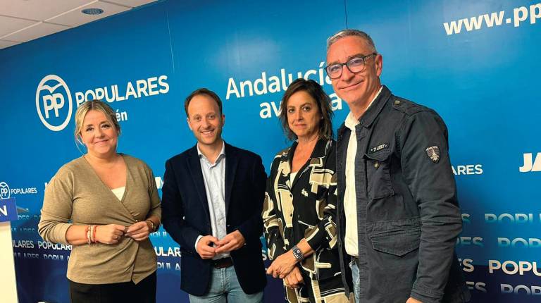 <i>Elena González, Erik Domínguez, Catalina García y Luis Mariano Camacho antes de la Junta Directiva provincial. / Elisabeth Ruiz.</i>