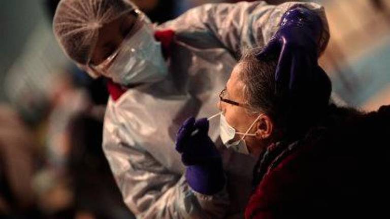 Un sanitario realiza test de antígenos de detección del covid, en la Zona Básica de Salud de Felipe II, en Móstoles.