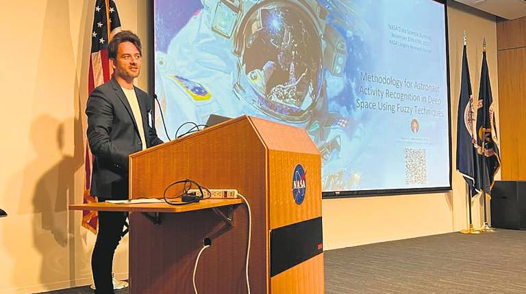 <i>Miguel Ángel López Mendina expone su investigación en la NASA.</i>