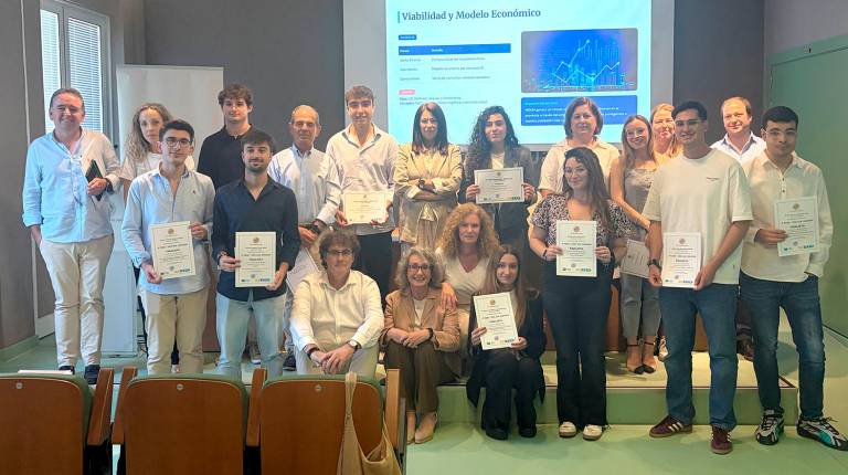<i>Alumnado ganador, finalista, miembros del jurado y organizadores de la tercera fase del programa Inside UJA 2025-2026. / UJA.</i>