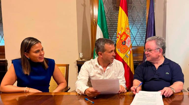 <i>Ángeles Díaz, Julio Millán y Domingo Antonio Pérez durante la firma. / Ayuntamiento de Jaén.</i>