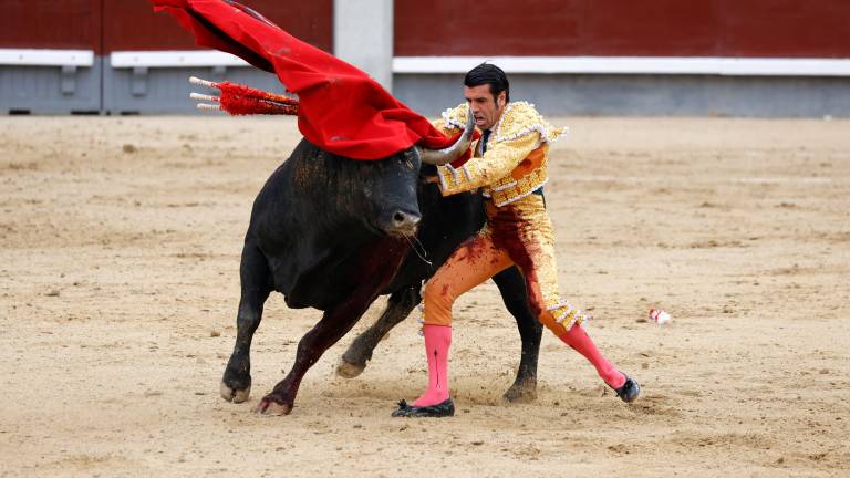 Emilio de Justo durante su faena en la corrida de toros de la prensa en la plaza de las Ventas, a 4 de junio de 2023. / Europa Press.