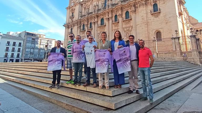 <i>Beatriz López, concejal de Deportes, Felipe Cano, presidente del club Quiebrajano posan junto a patrocinadores y colaboradores del evento. / Ayuntamiento de Jaén.</i>