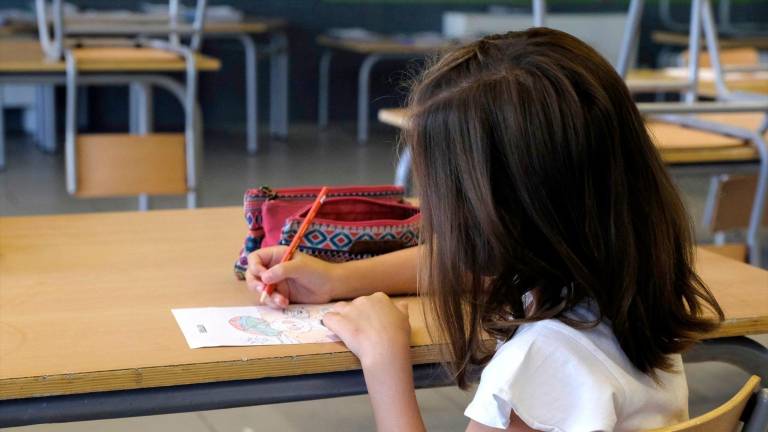 Una niña pinta en un colegio. / Junta Castilla y León.