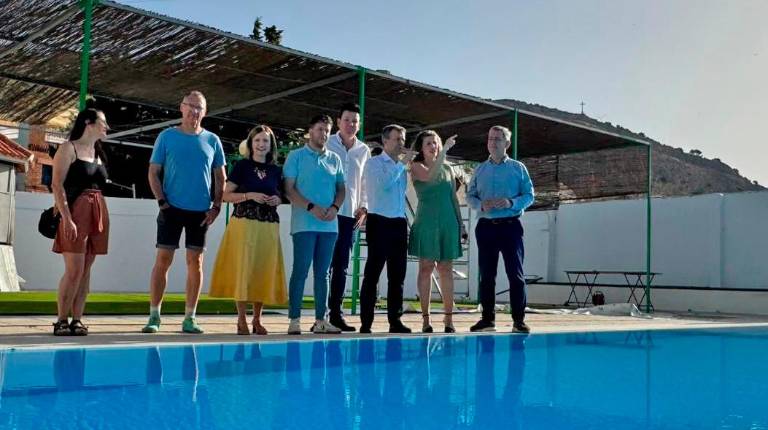 <i>Julio Millán visita la remodelada piscina de El Tomillo. / Ayuntamiento de Jaén.</i>