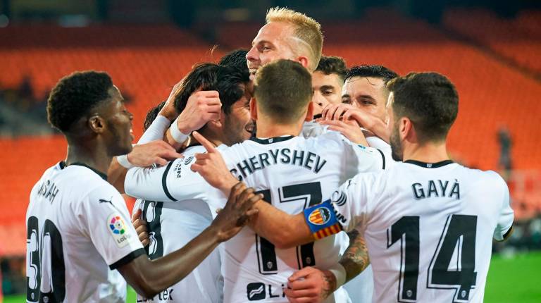 <span class=mln_uppercase_mln>CELEBRACIÓN</span><i>. Los jugadores del Valencia celebran uno de los tres goles de Carlos Soler.</i>