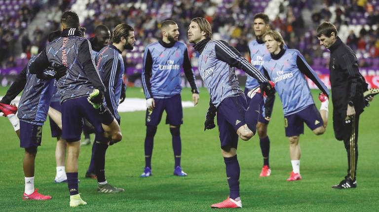 <span class=mln_uppercase_mln>RETO</span><i>. Los jugadores madridistas calientan antes de su último partido, ante el Valladolid.</i>