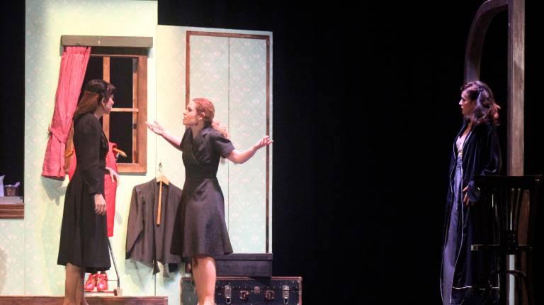 <i>Escena de </i><i>“Las hermanas de Manolete”, representada</i><i> en el Teatro de La Merced de Cazorla.</i>