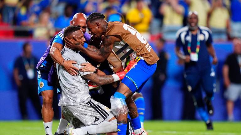 <i>El portero de Curazao, Eloy Room, celebra con compañeros el empate ante Ecuador. / Bradley Collyer / PA Wire / dpa.</i>