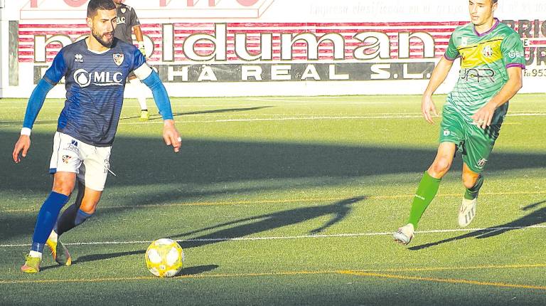 <span class=mln_uppercase_mln>líderes de tercera</span><i>. Jonathan Rosales, capitán del Linares Deportivo, conduce un balón durante un encuentro.</i>