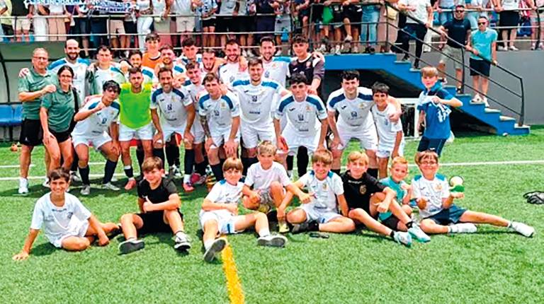<i>Formación del Carolinense en el partido disputado en Peligros (Granada) el pasado domingo. / Carolinense CD.</i>
