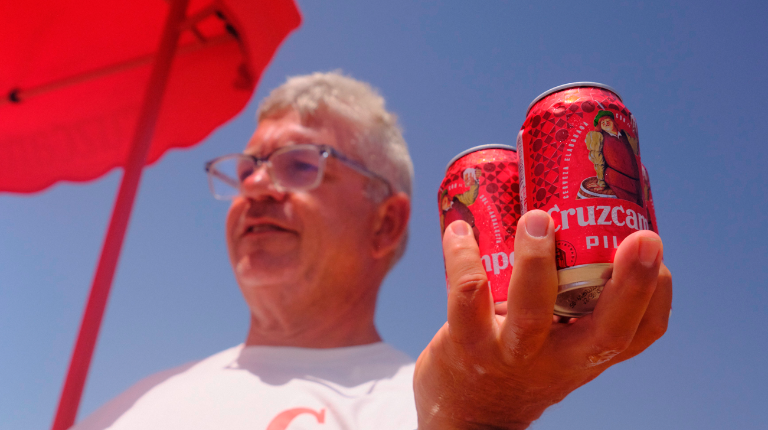 Cruzcampo rinde homenaje a quienes llenan de acento las playas: los lateros