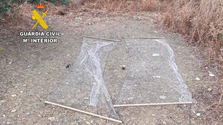 <i>Redes de suelo utilizadas para la captura masiva e indiscriminada de aves. / Guardia Civil. </i>