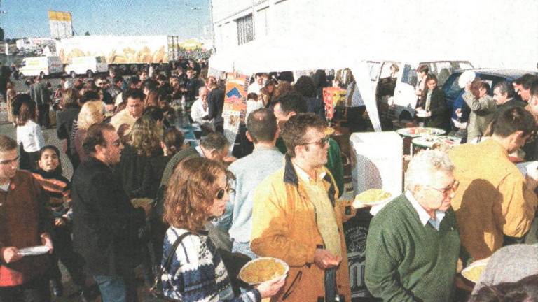 El recinto de la Institución Ferial estuvo abarrotado de visitantes que participaron en las visitas a los estand y de la paella que el empresario marteño Miguel Pérez Luque preparó en solidaridad con Centroamérica